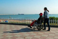 防城港八旬老人推轮椅带老伴游中国(为了方便推轮椅带老伴出门)
