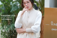 防城港兼职模特被摄影师亲(兼职模特被摄影师亲了)